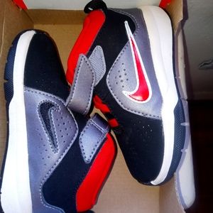 NIKE Team Hustle Baby Shoe size 6C
